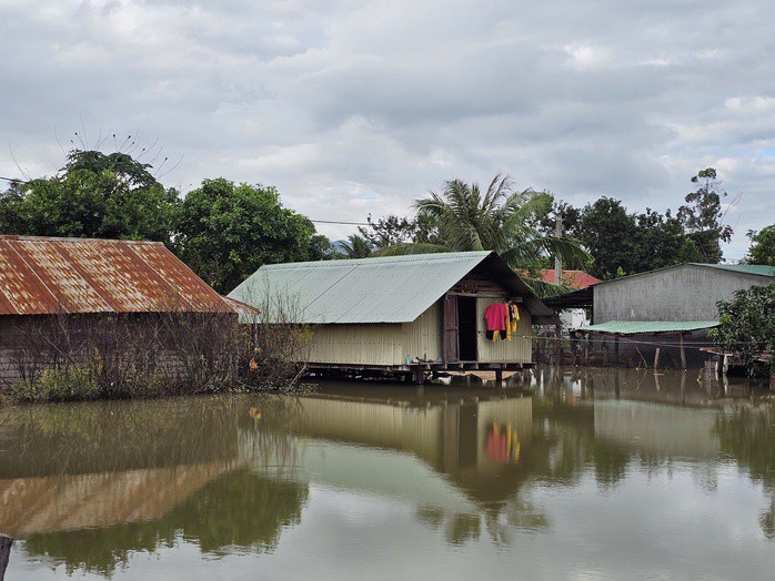 Hàng chục căn nhà đang chìm trong nước lũ