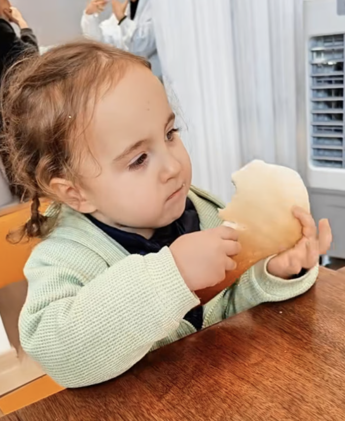 Câu chuyện về bé gái ba tuổi thu hút nhiều cuộc thảo luận trên mạng xã hội Trung Quốc. Ảnh: Douyin