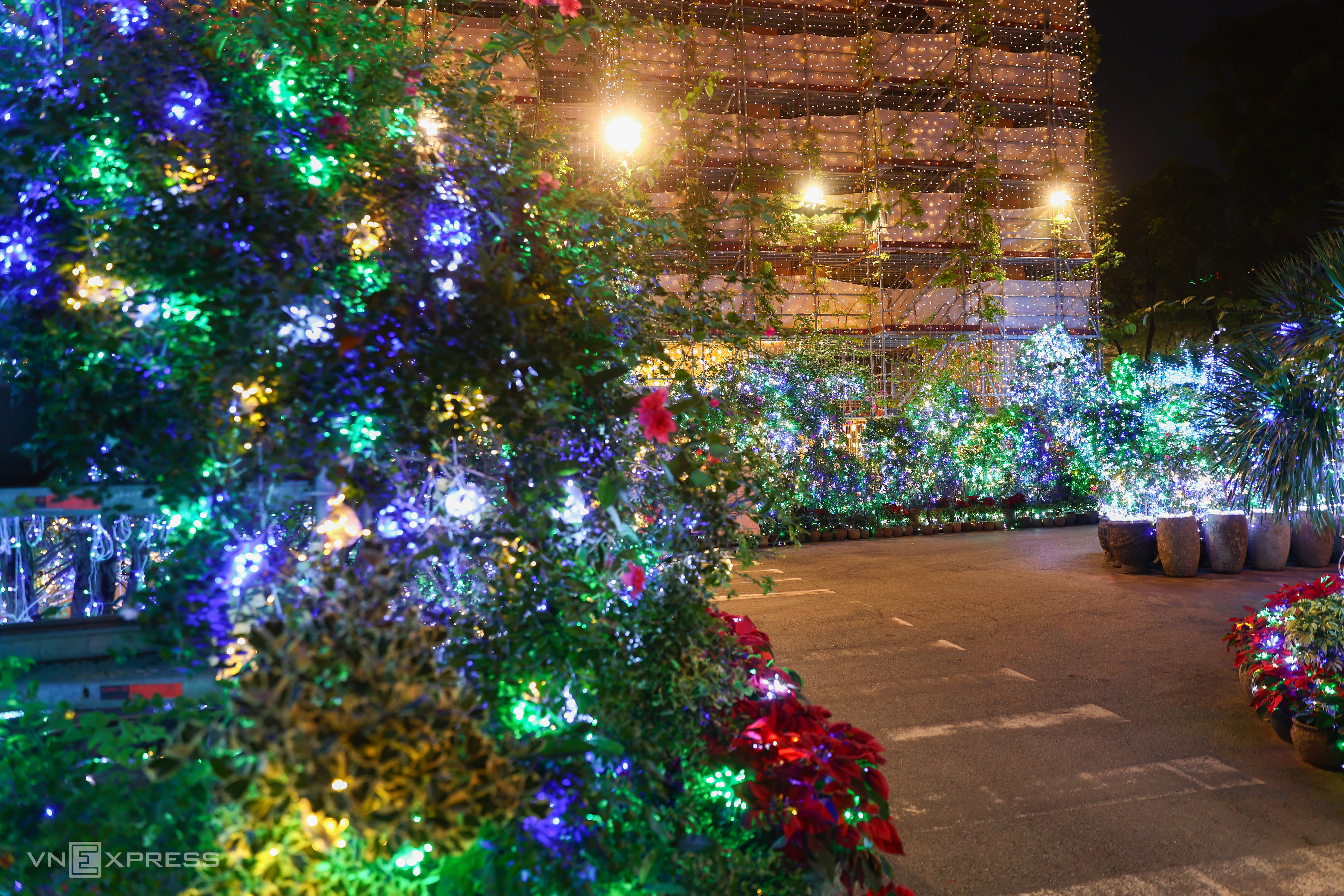 Khách đổ đến check in Nhà thờ Đức Bà lúc lên đèn - 5