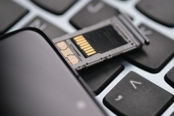 
                Khe cắm microSD tưởng chừng bị khai tử bất ngờ “comeback” smartphone?            