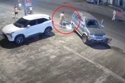 Clip: Phóng như "thần gió", xe máy húc thẳng đuôi ô tô đang lùi cực mạnh