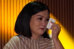 Con trai 5 tuổi mượn điện thoại cô nhân viên chơi game, người mẹ điếng người khi màn hình sáng lên