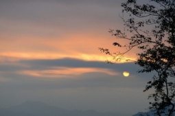 Theo chân giới trẻ lên Đồn Đèn đón bình minh và săn biển mây tuyệt đẹp