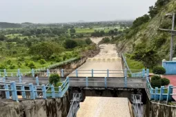 Nước vượt ngưỡng, hai hồ thuỷ lợi ở Lâm Đồng đồng loạt tăng xả