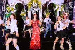 Bạn trẻ - Cuộc sống - Mẹ cô dâu nhảy Zumba sôi động trong lễ cưới vì câu nói của con gái