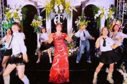 Mẹ cô dâu nhảy Zumba sôi động trong lễ cưới vì câu nói của con gái