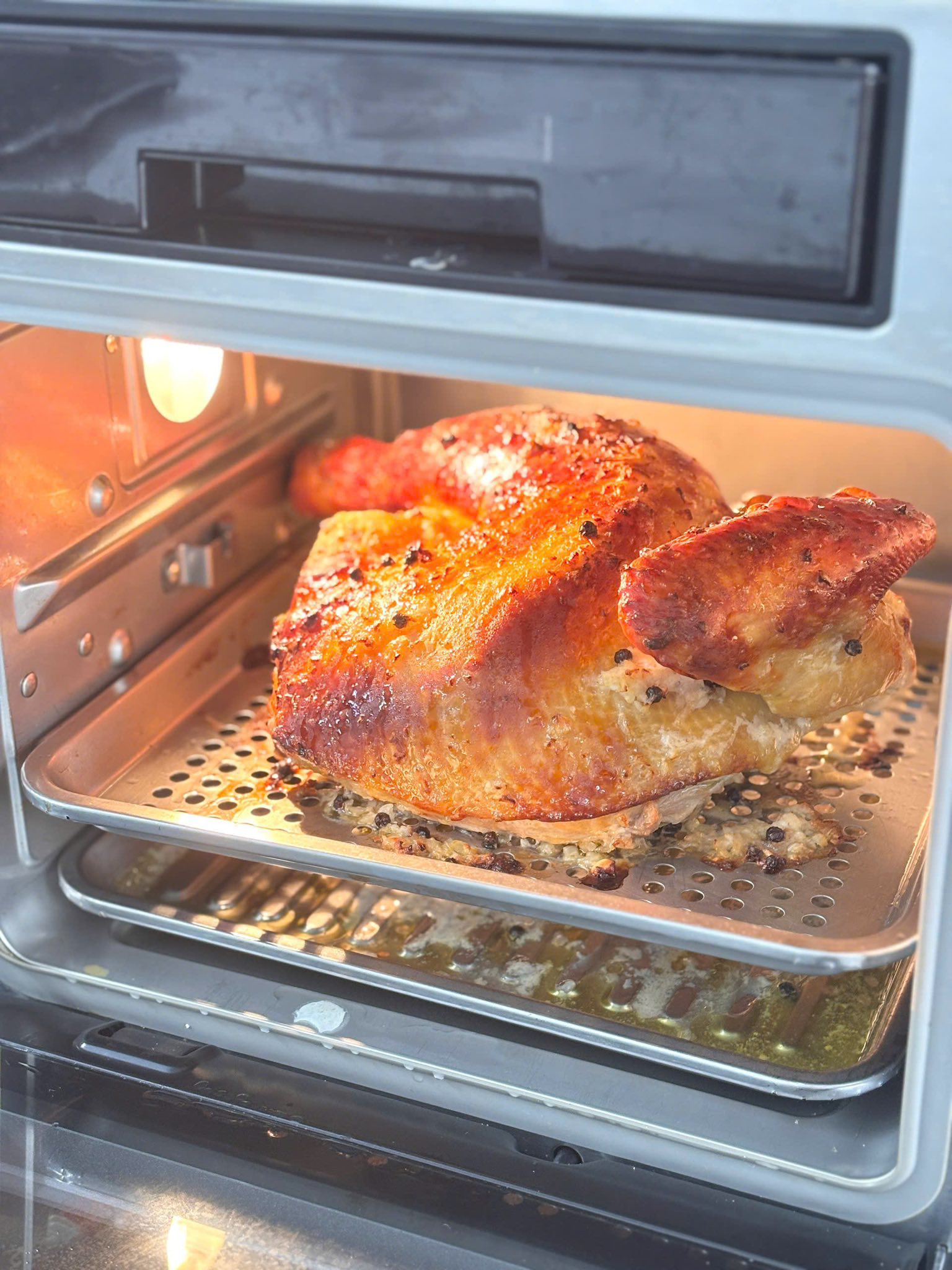 Sau 20 phút, lật trở gà để da vàng giòn đều hai mặt.