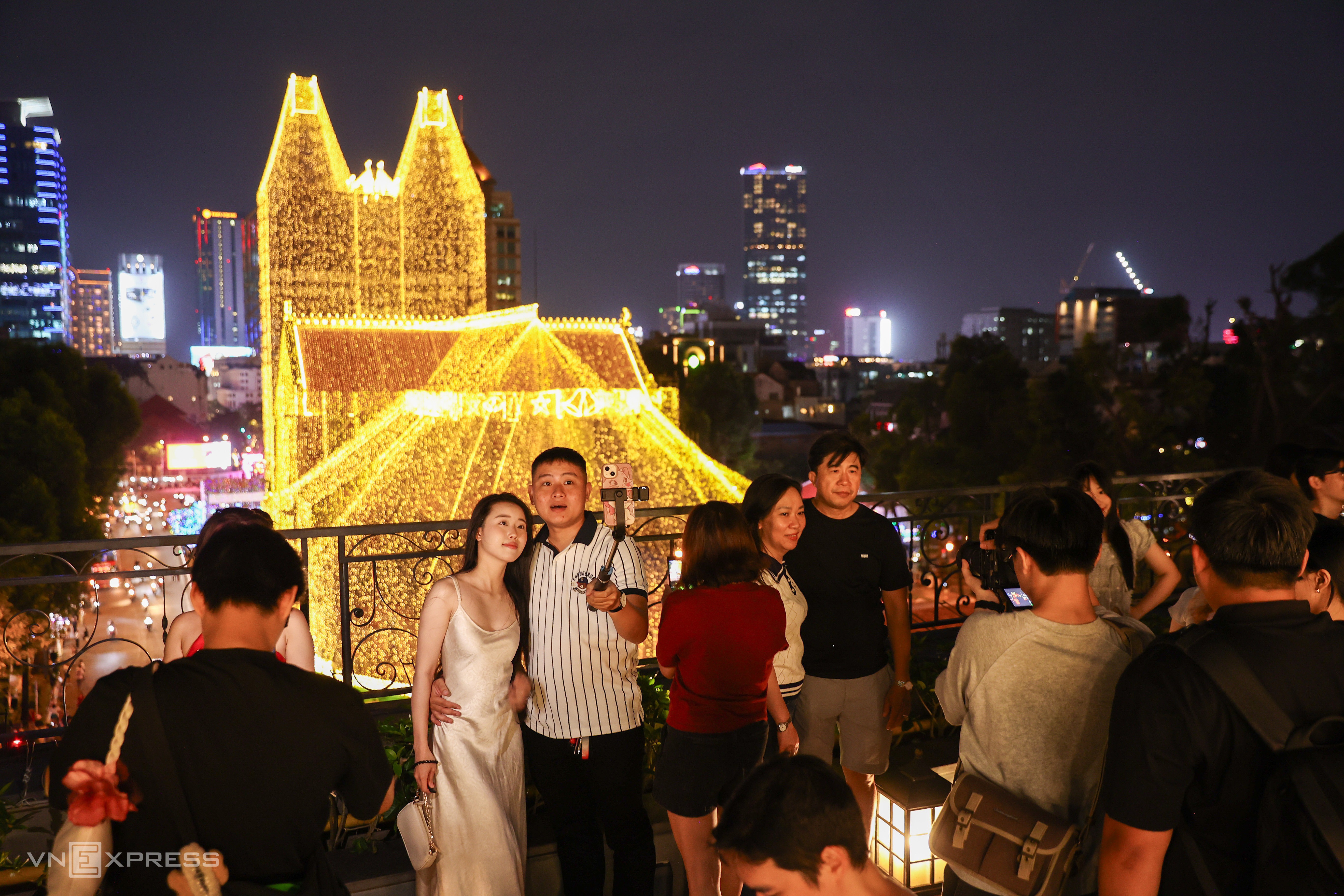 Khách đổ đến check in Nhà thờ Đức Bà lúc lên đèn - 7