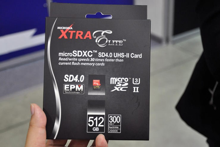 Chi phí cho thẻ nhớ microSD là rẻ hơn nhiều so với giá bộ nhớ trong tích hợp trên smartphone hiện nay.