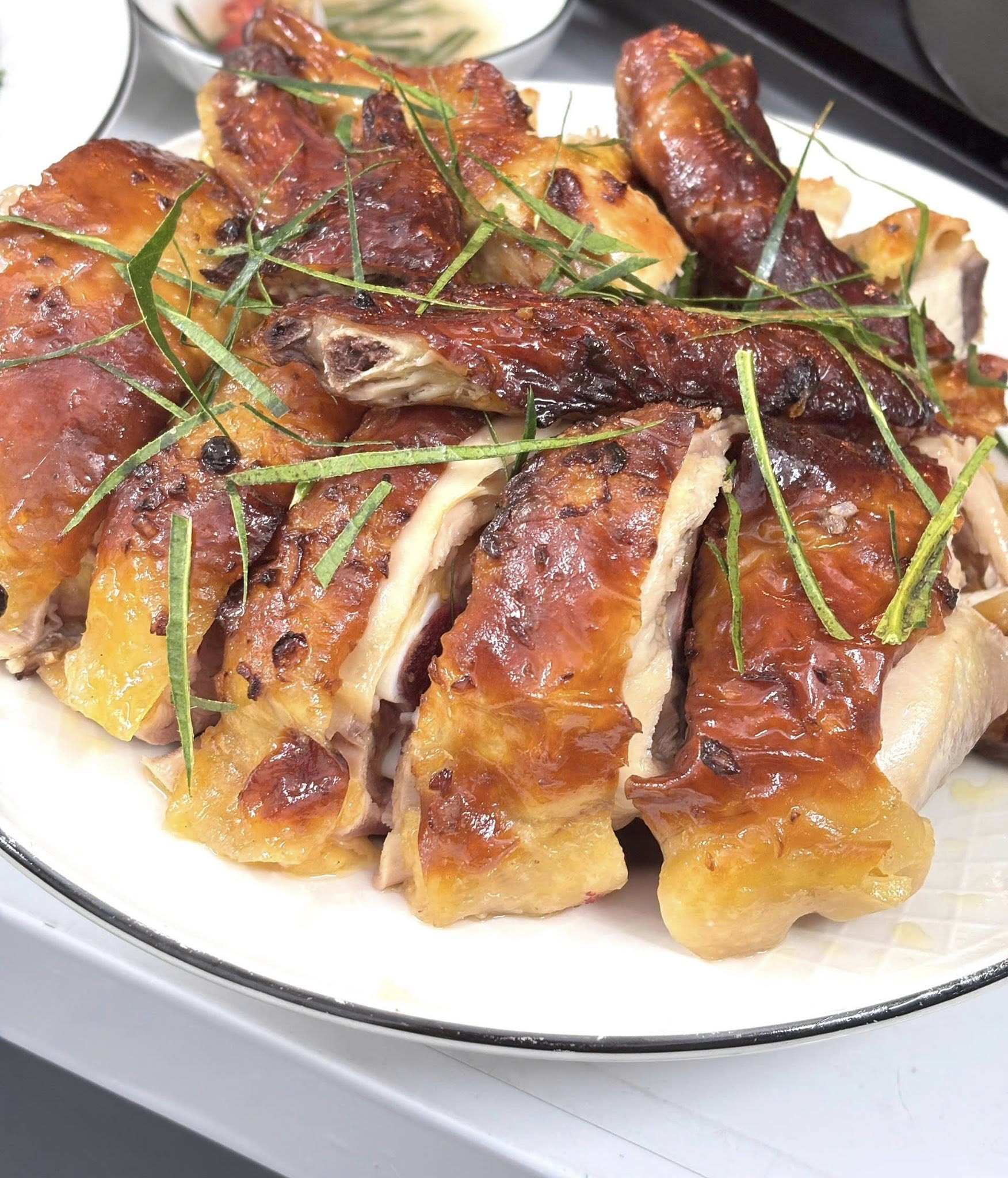 Gà chín mềm, da vàng óng đẹp mắt, thơm phức mùi sữa chua, vị béo ngậy, đậm đà.