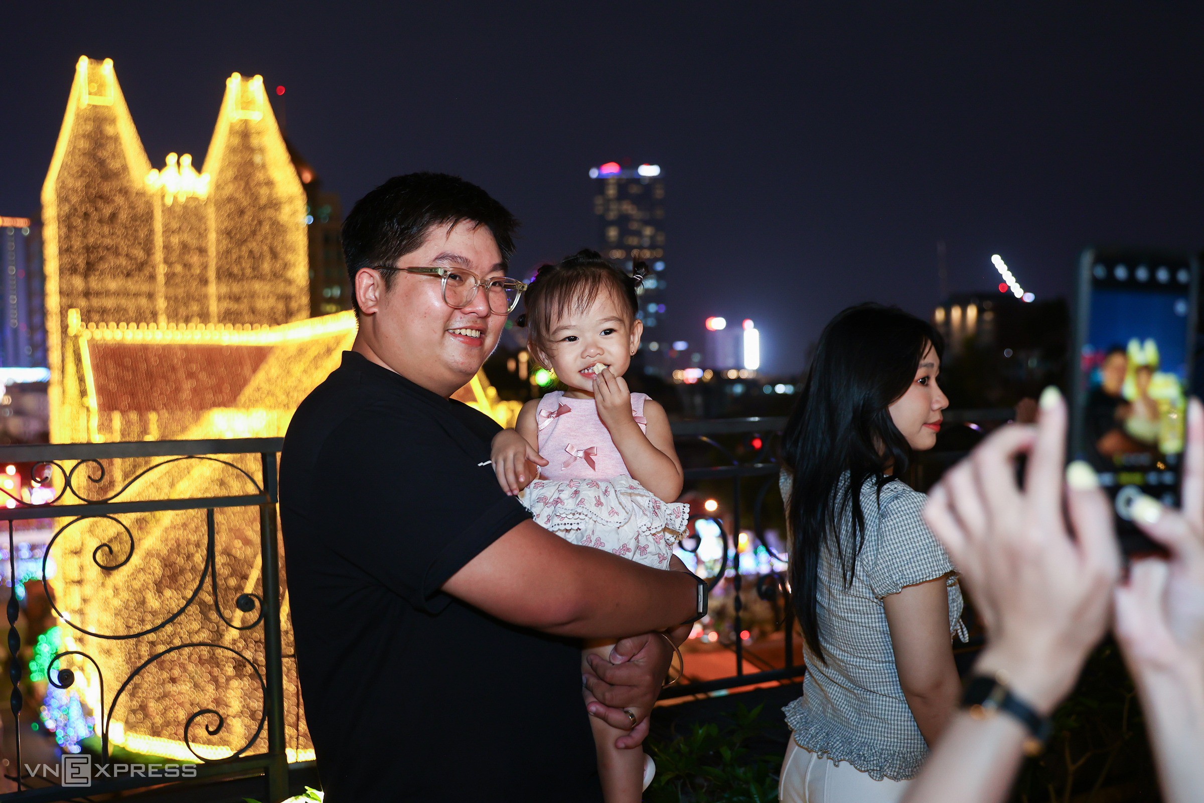 Khách đổ đến check in Nhà thờ Đức Bà lúc lên đèn - 8