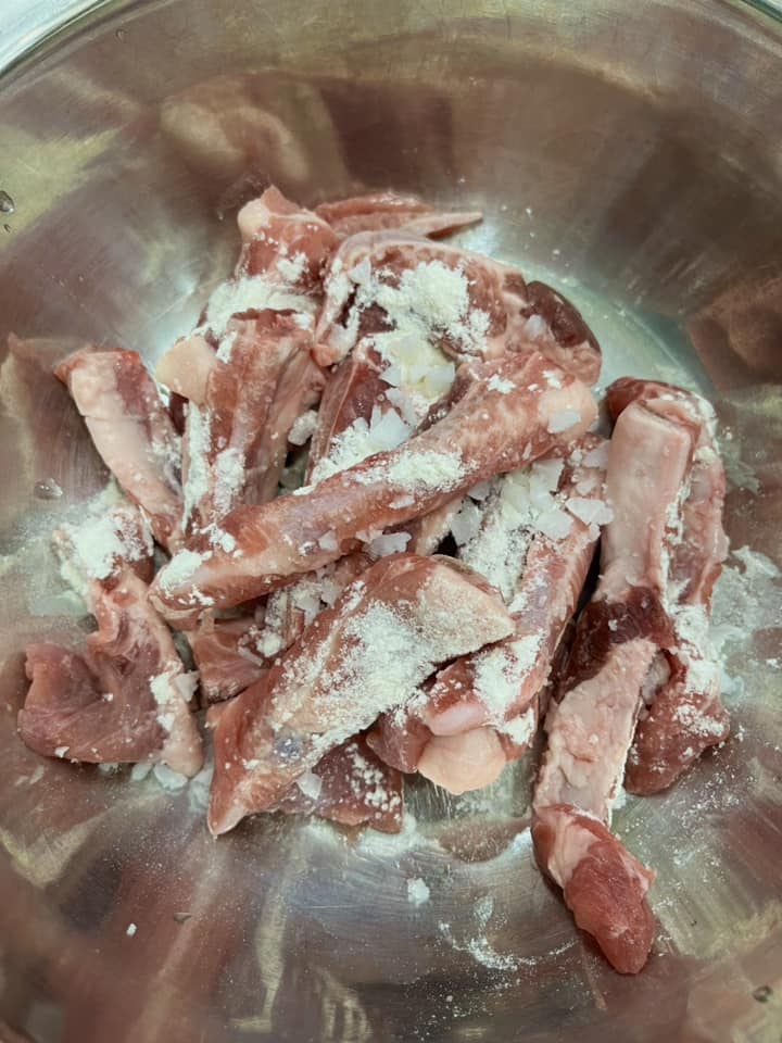 Cách làm sườn rim táo mềm mọng, vị chua ngọt siêu hấp dẫn - 2