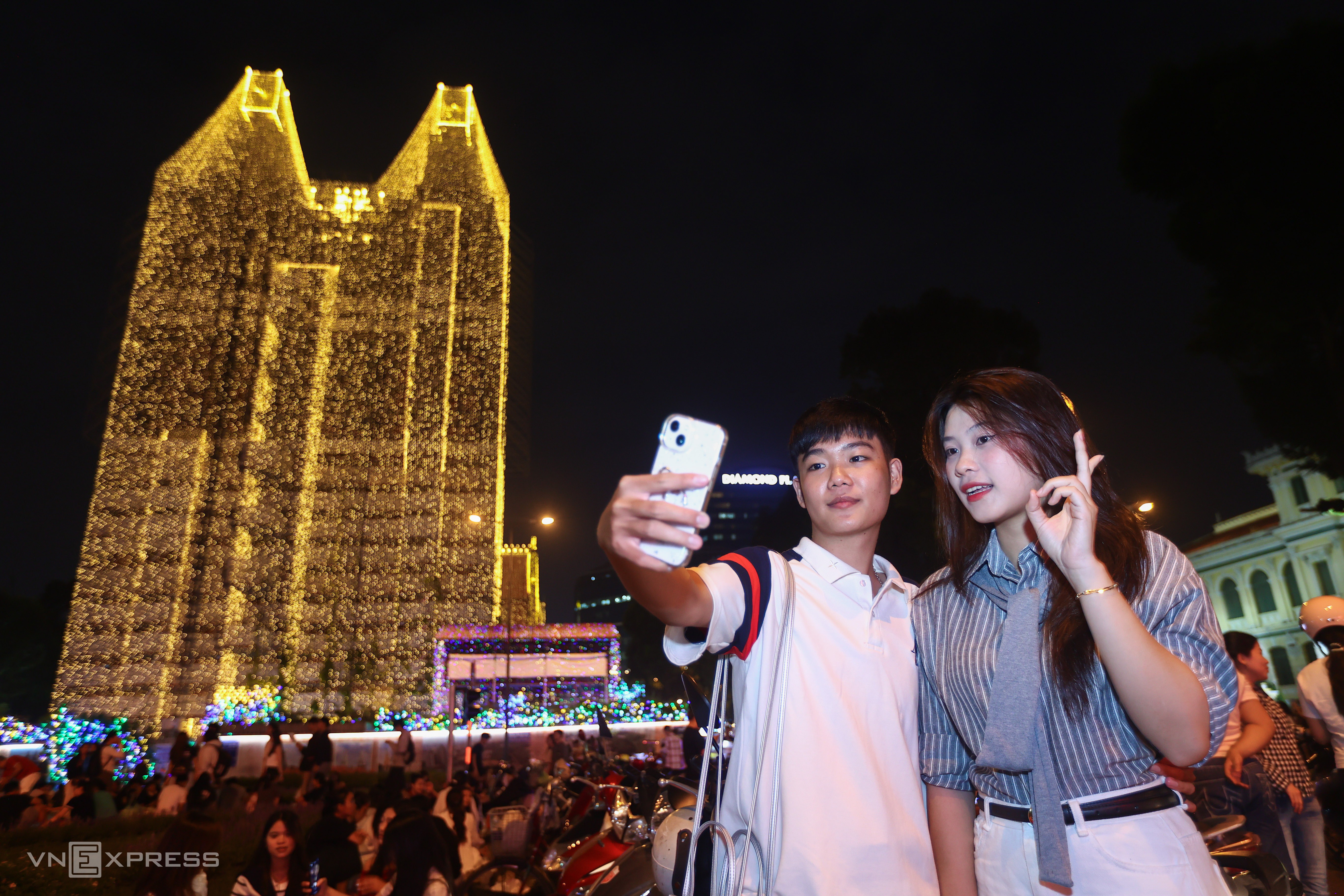 Khách đổ đến check in Nhà thờ Đức Bà lúc lên đèn - 11