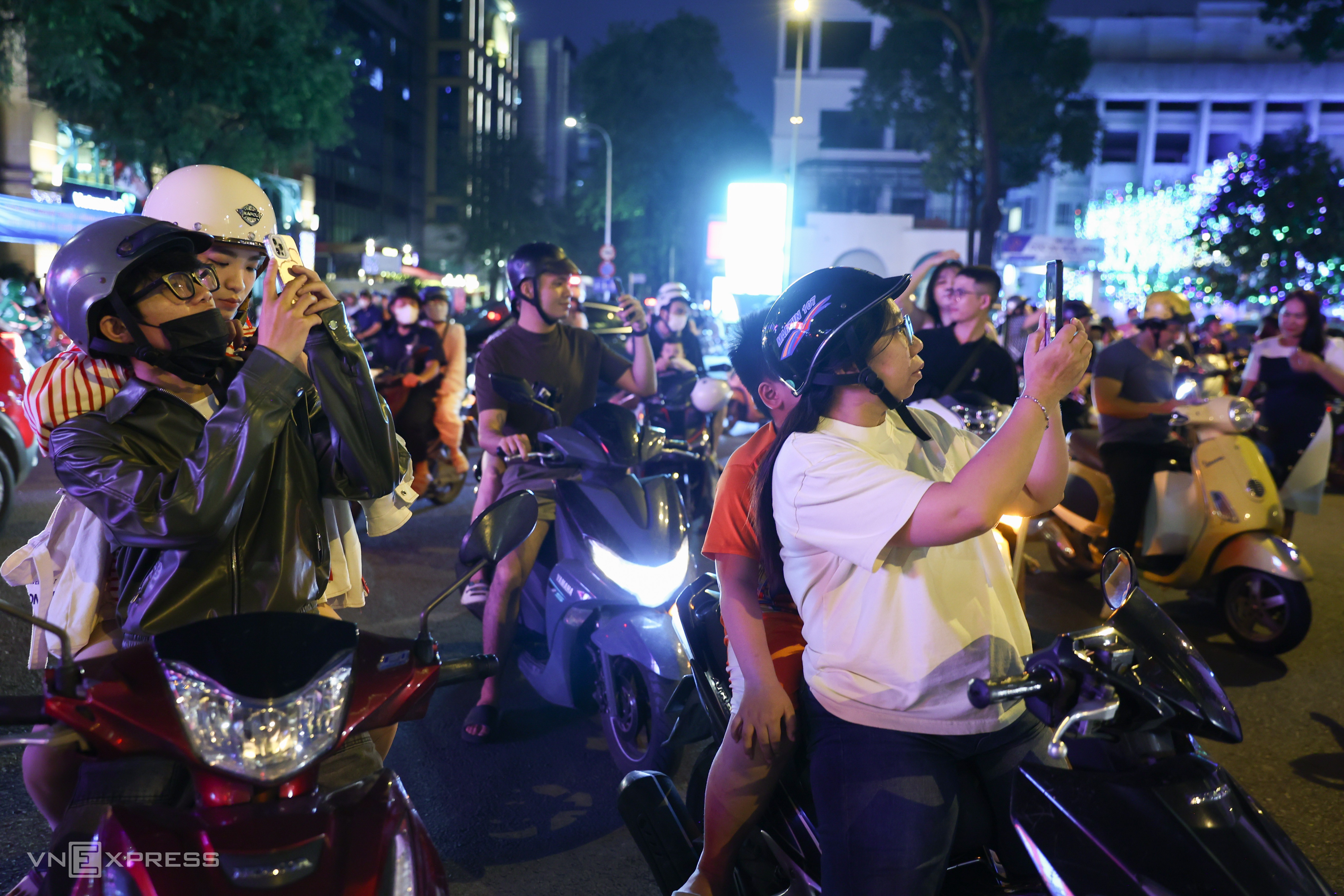 Khách đổ đến check in Nhà thờ Đức Bà lúc lên đèn - 12