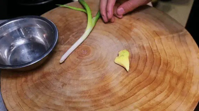 Trước tiên pha nước hành gừng: đập dập hành và gừng, cho vào 70g nước sạch, dùng tay bóp đều rồi vắt mạnh để lấy phần nước thơm.