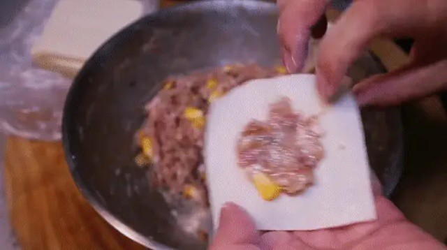 Gói theo cách quen thuộc của bạn, chỉ cần vỏ bánh đóng kín và không bị hở nhân.