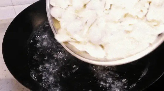 Bắc nồi nước lên bếp. Vì ăn hoành thánh nước nên dùng nhiều nước một chút. Khi nước sôi thì cho hoành thánh vào, đợi 10 giây rồi nhẹ nhàng khuấy tránh bị dính nồi. Luôn giữ lửa lớn.