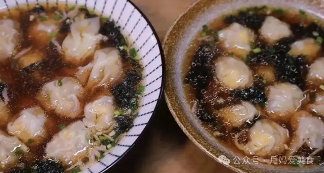 Hoành thánh đã chín, chan nước dùng vào tô trước để hòa tan gia vị, rồi vớt hoành thánh đặt lên trên. 