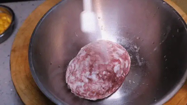 Cho 300g thịt nạc vai xay vào tô, thêm muối, tiêu trắng, dầu hào và nước hành gừng. Tỷ lệ chuẩn là 300g thịt – 60g nước hành gừng. Dùng tay khuấy mạnh cho thấm đều.