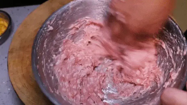 Quết thịt tạo độ kết dính, đến khi hỗn hợp trở nên dẻo và dính tay. Lúc này thịt đã hút hết nước, giúp nhân mềm và mọng nước khi ăn.