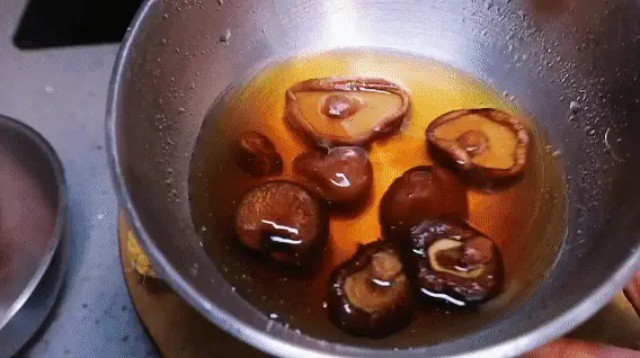 Nấm hương ngon nhất là loại nấm khô ngâm nở. Vắt khô rồi băm nhỏ để tăng hương vị.