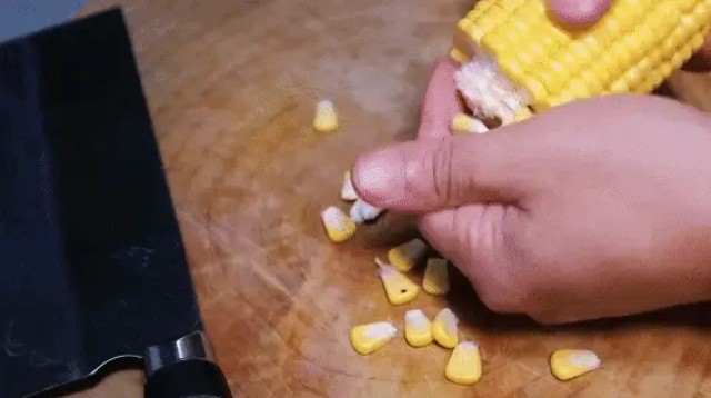  Trộn thêm ngô hạt đã luộc chín. Ngô tạo vị thơm dịu, giúp hoành thánh ăn không ngán.