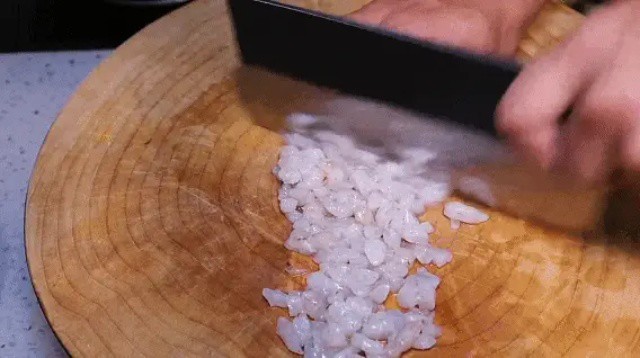 Dùng tôm đông lạnh hoặc tôm tươi đều được. Băm nhỏ nhưng không quá nhuyễn để tạo cảm giác giòn khi ăn. Ướp tôm với phần nước hành gừng còn lại để khử mùi tanh.