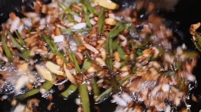 Bí quyết giúp hoành thánh thơm là dầu hành. Cắt lá hành, hành tây và gừng thành sợi. Đun nóng dầu, cho tất cả vào, để lửa vừa và nhỏ và phi từ từ cho dậy mùi thơm, đợi các nguyên liệu chuyển sang màu vàng sậm là được. Dầu hành không chỉ dùng cho nhân và nước dùng mà còn có thể để dành trộn salad hoặc xào.