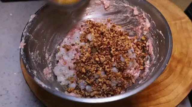 Trộn tôm, nấm hương, ngô hạt với thịt xay. Rưới thêm một ít dầu hành vừa phi để tăng độ thơm béo cho phần nhân.