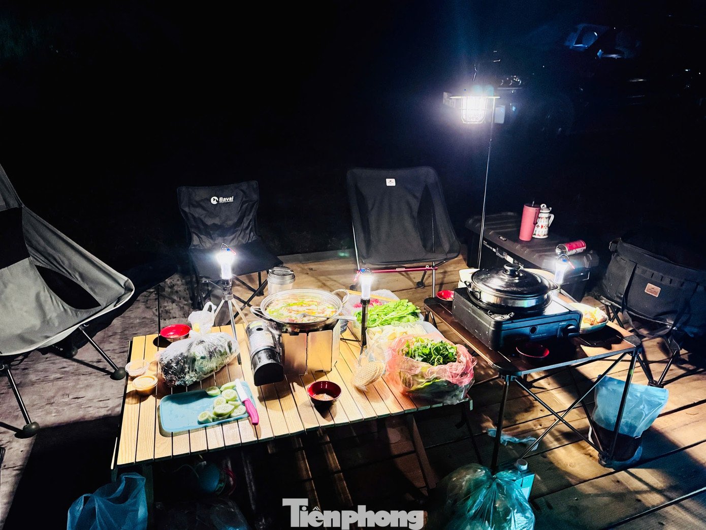 Du khách đổ xô đi cắm trại, check-in ở đồi cỏ phủ màu &#39;siêu thực&#39; - 18