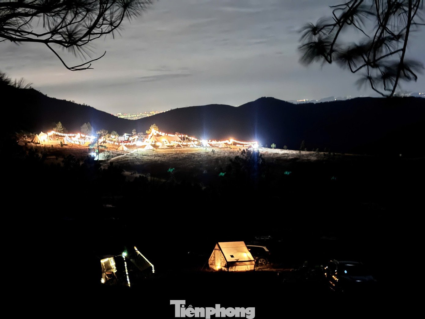 Du khách đổ xô đi cắm trại, check-in ở đồi cỏ phủ màu &#39;siêu thực&#39; - 17