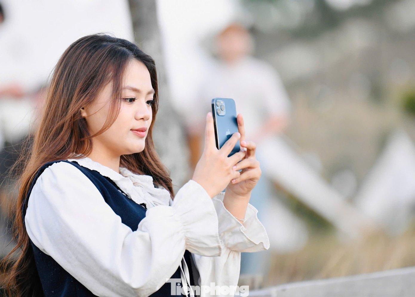 Du khách đổ xô đi cắm trại, check-in ở đồi cỏ phủ màu &#39;siêu thực&#39; - 6