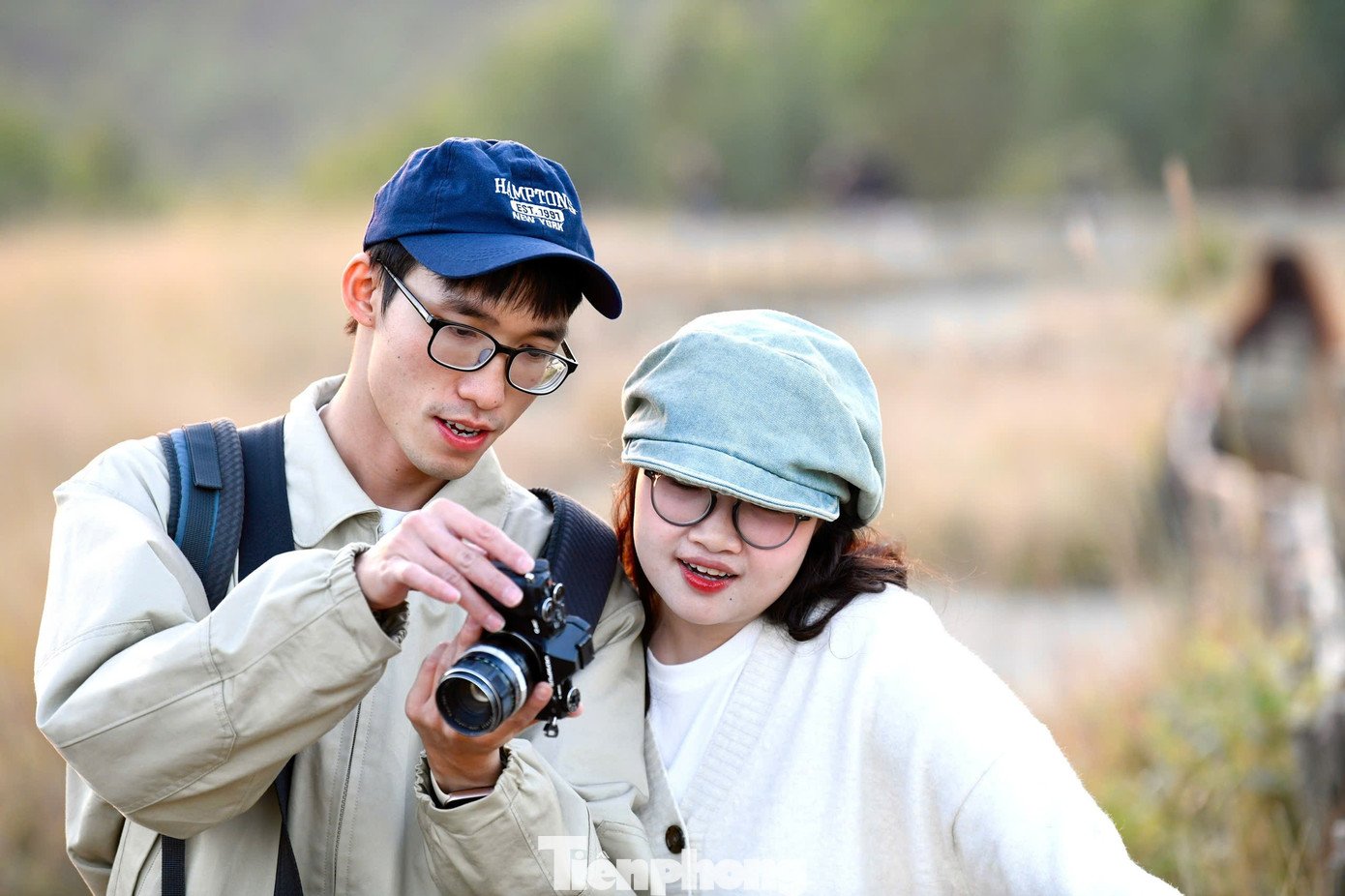 Du khách đổ xô đi cắm trại, check-in ở đồi cỏ phủ màu &#39;siêu thực&#39; - 7