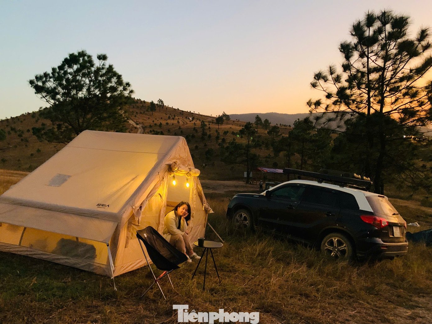 Du khách đổ xô đi cắm trại, check-in ở đồi cỏ phủ màu &#39;siêu thực&#39; - 14