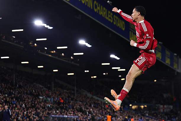 Ekitikie trừng phạt hàng thủ Leeds 2 lần chỉ trong vòng 3 phút