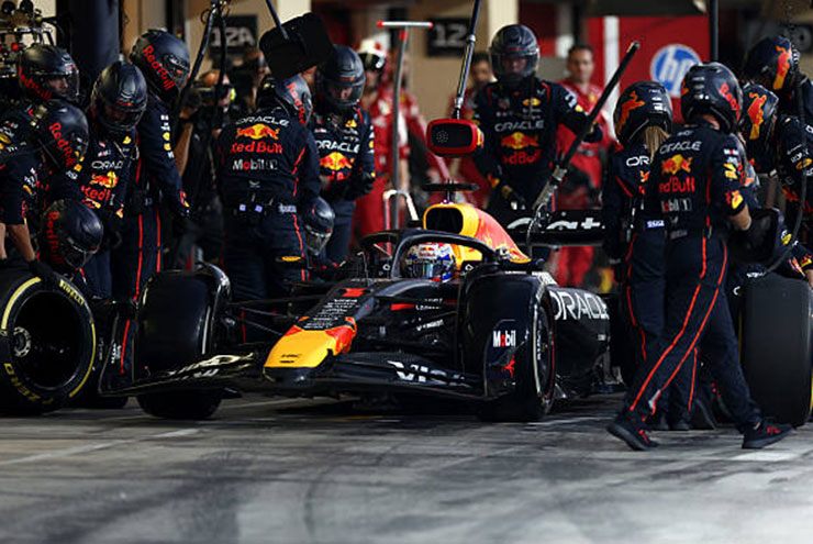 Verstappen giành pole và duy trì vị trí dẫn đầu sau nửa đầu chặng đua