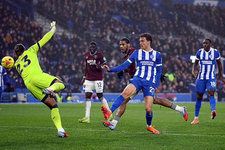 Wieffer đệm hụt trước cầu môn West Ham