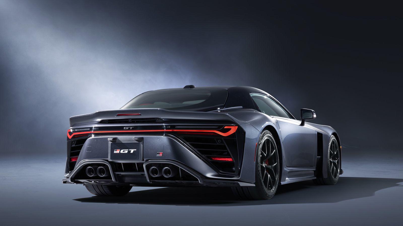 Xe sở hữu kích thước tổng thể với chiều dài x rộng x cao lần lượt là: 4.820 x 2.000 x 1.195 mm.