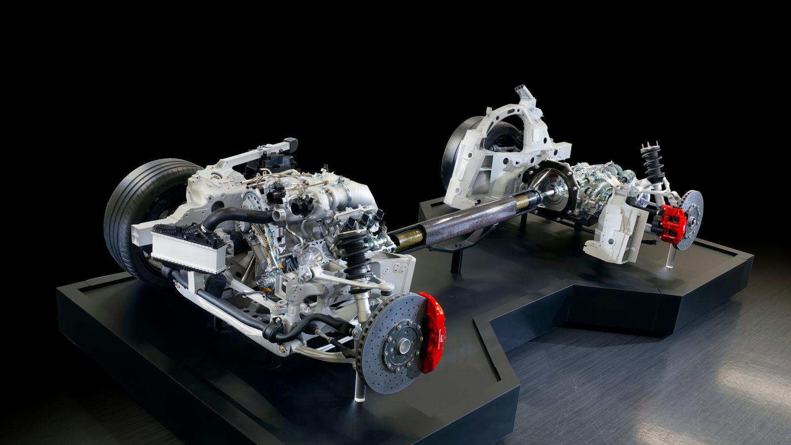 Xe sử dụng hệ dẫn động cầu sau đi kèm hộp số tự động 8 cấp được bố trí dạng transaxle ở phía sau.