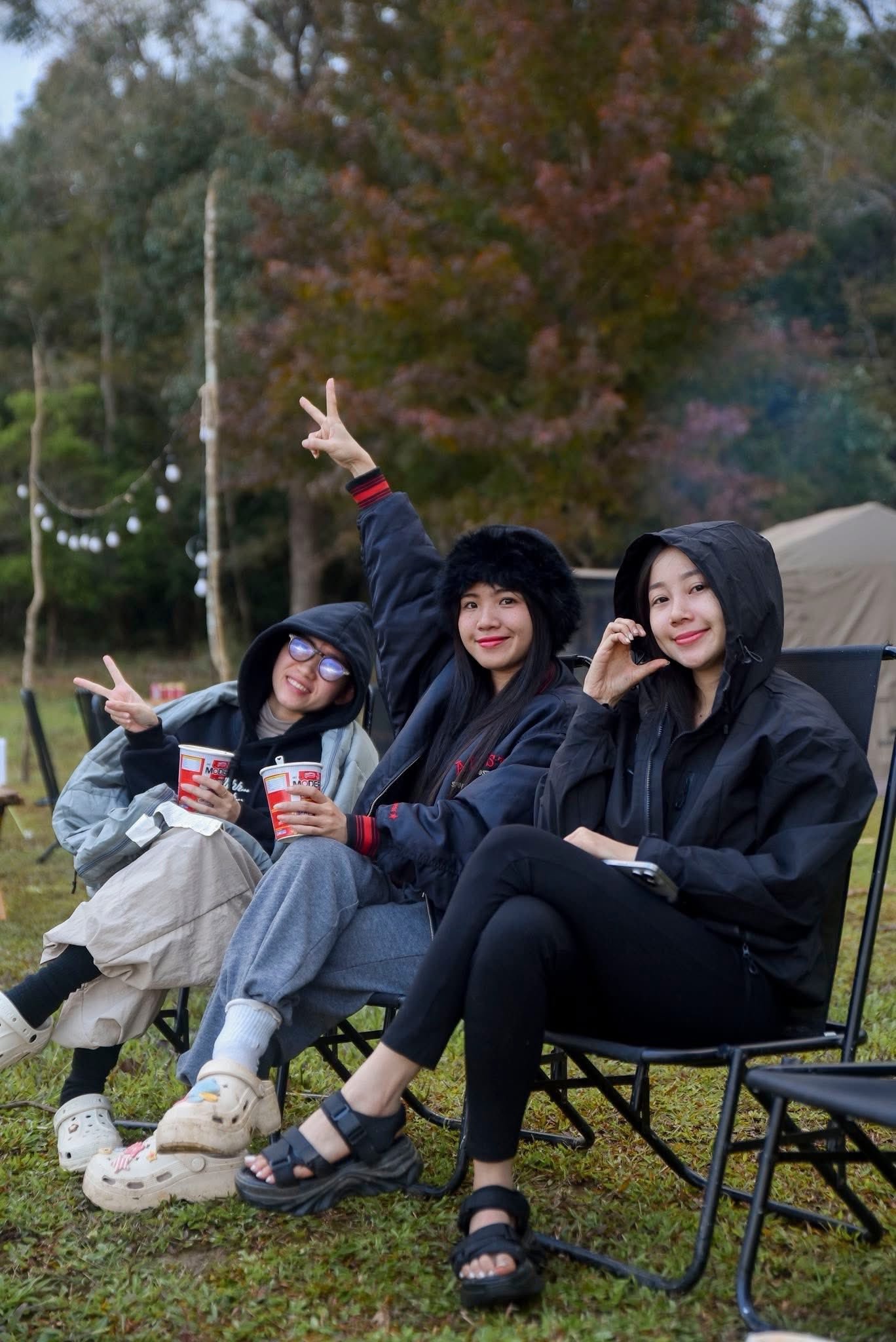 Du khách tới đi bộ xuyên rừng, cắm trại. Ảnh: Lành Lành