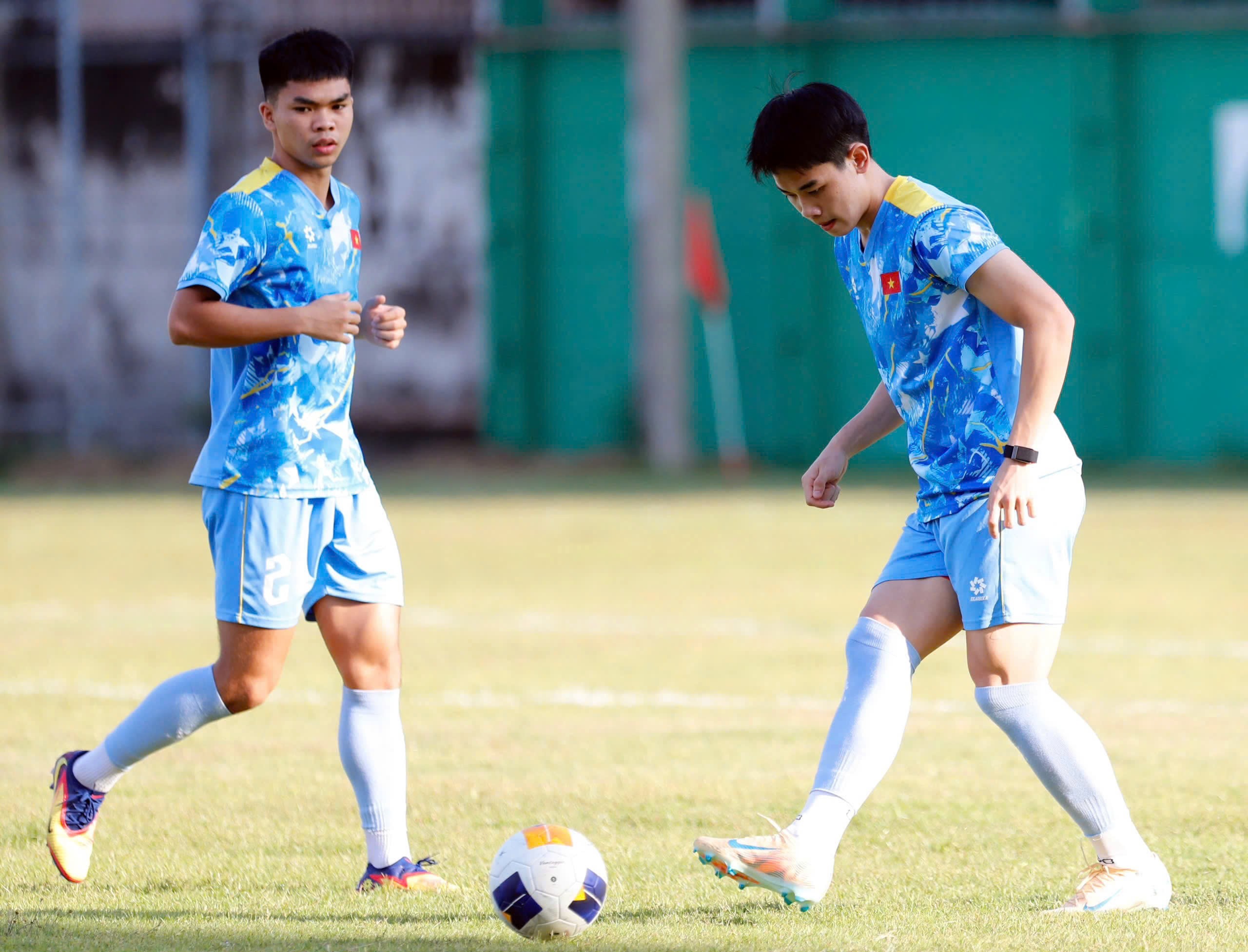 Lê Phát (trái) được thử sức ở vị trí tiền đạo trái