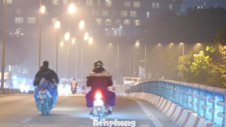 Bầu trời Hà Nội mù mịt, mắt cay xè trong đêm ô nhiễm nhất thế giới - 11
