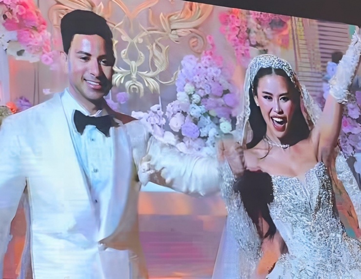 Khách mời chia sẻ khoảnh khắc hạnh phúc của Tiên Nguyễn và Justin Cohen trong tiệc cưới.