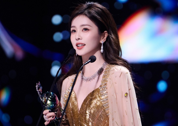 Bạch Lộc được đánh giá là gương mặt diễn viên truyền hình ăn khách, đóng phim nào cũng gây sốt.