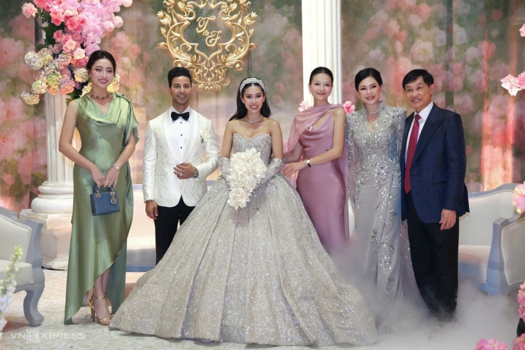 Gia đình đón khách mời tới dự tiệc cưới tối 7/12.