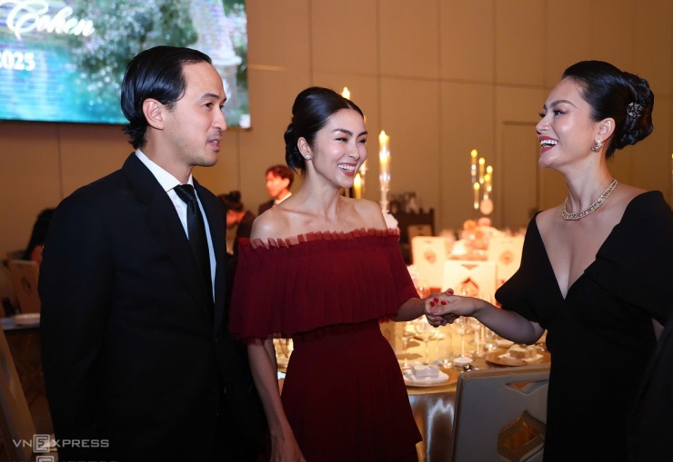 Diễn viên Đỗ Hải Yến vui mừng khi gặp vợ chồng Tăng Thanh Hà.