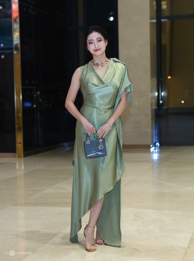 Hoa hậu Lương Thùy Linh diện váy lụa xẻ tà.