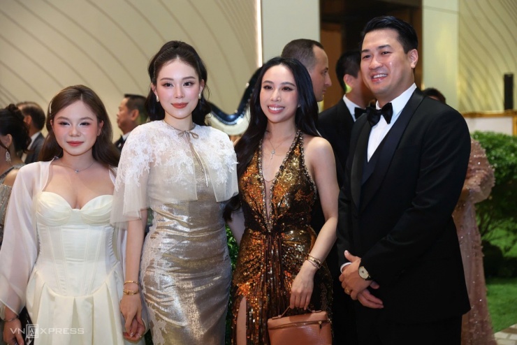 Linh Rin (thứ hai từ trái sang) cùng chồng - doanh nhân Phillip Nguyễn (phải). Louis và Phillip đều là anh cùng cha khác mẹ của cô dâu.