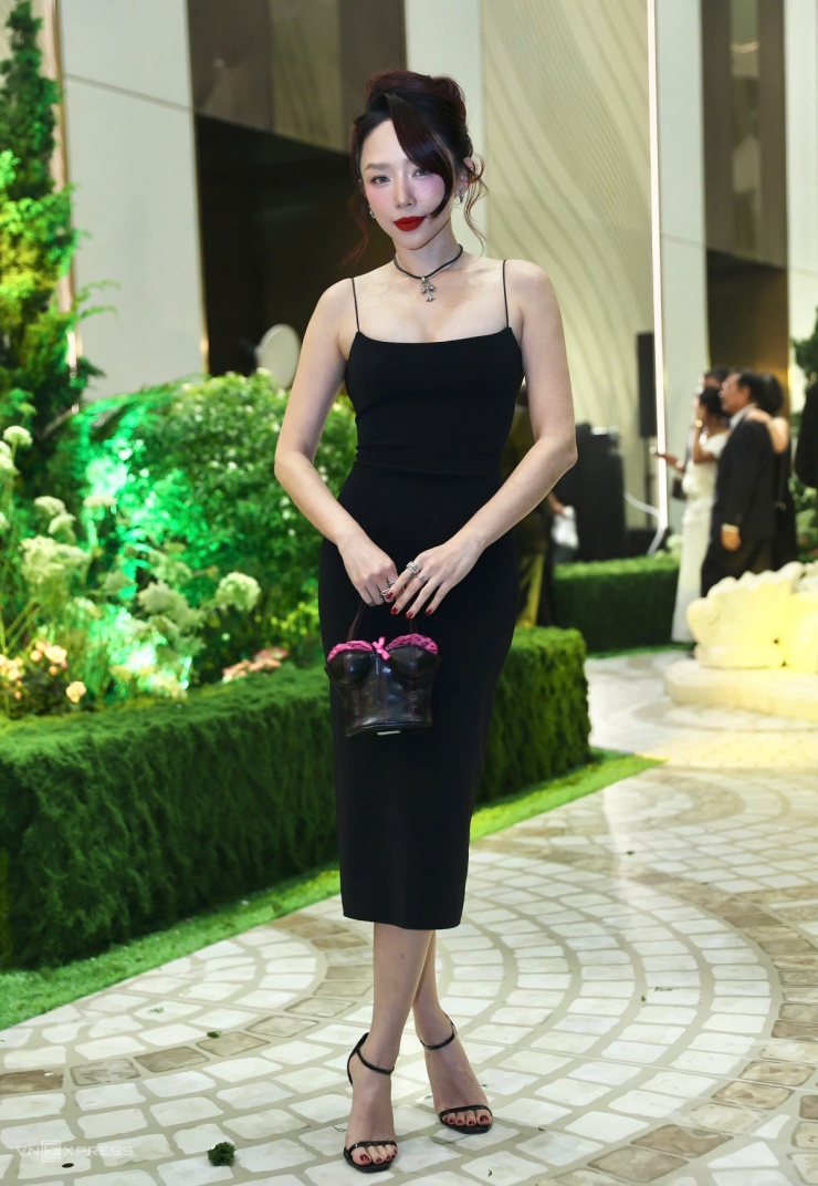 Ca sĩ Tóc Tiên diện đầm body kết hợp túi xách hình nội y.