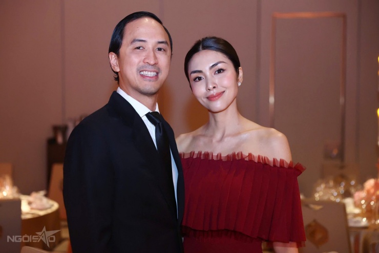 Xuất hiện trong ngày trọng đại của Tiên Nguyễn, Tăng Thanh Hà hướng đến phong cách nữ tính với đầm đỏ bordeaux tôn bờ vai mong manh và tiết chế trang sức đi kèm. Trong khi đó, doanh nhân Louis Nguyễn - anh trai cùng cha khác mẹ với cô dâu - bảnh bao cùng bộ suit may đo chỉn chu.